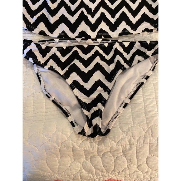 Catalina Womens 2 Piece Halter Top Black & White Size Medium Beach Pool Vacation - Picture 4 of 10